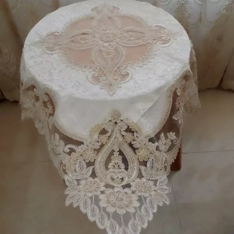 رومیزی مربع مخمل دانتل ترک مدل آیسل سایز 110 در 110 — تصویر ۵
