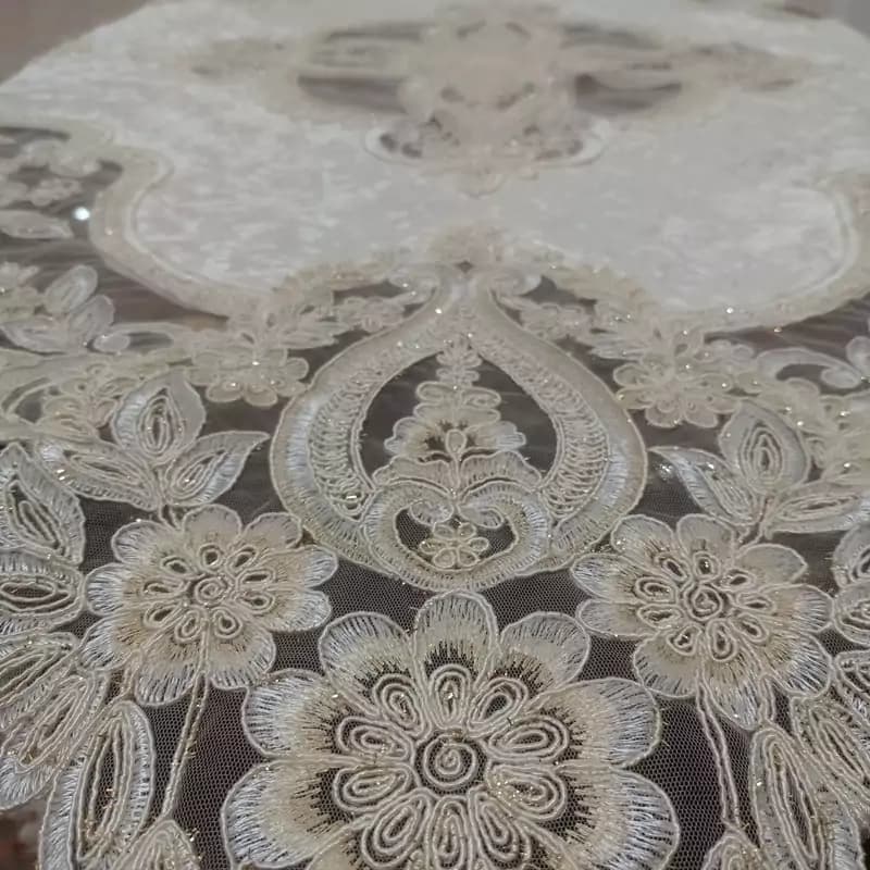 رومیزی مربع مخمل دانتل ترک مدل آیسل سایز 110 در 110 — تصویر ۳