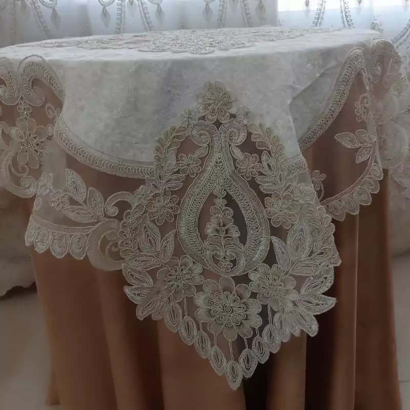 رومیزی مربع مخمل دانتل ترک مدل آیسل سایز 110 در 110 — تصویر ۷