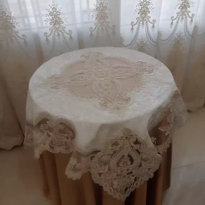 رومیزی مربع مخمل دانتل ترک مدل آیسل سایز 110 در 110 — تصویر ۸