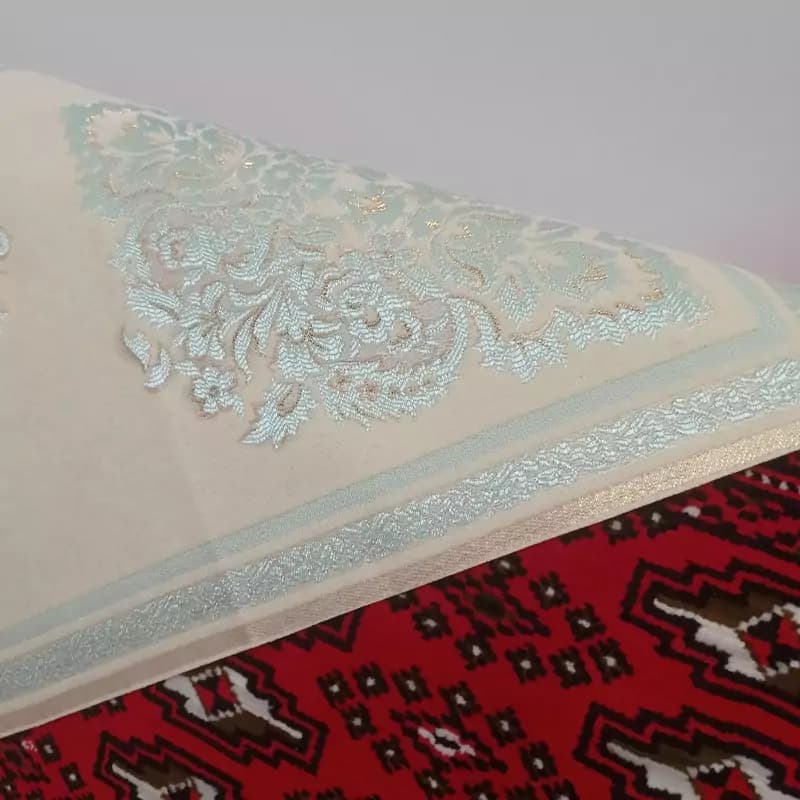 رومیزی روپشتی مخمل قلمکاری مربع 70 سانتی مدل پرواز — تصویر ۵