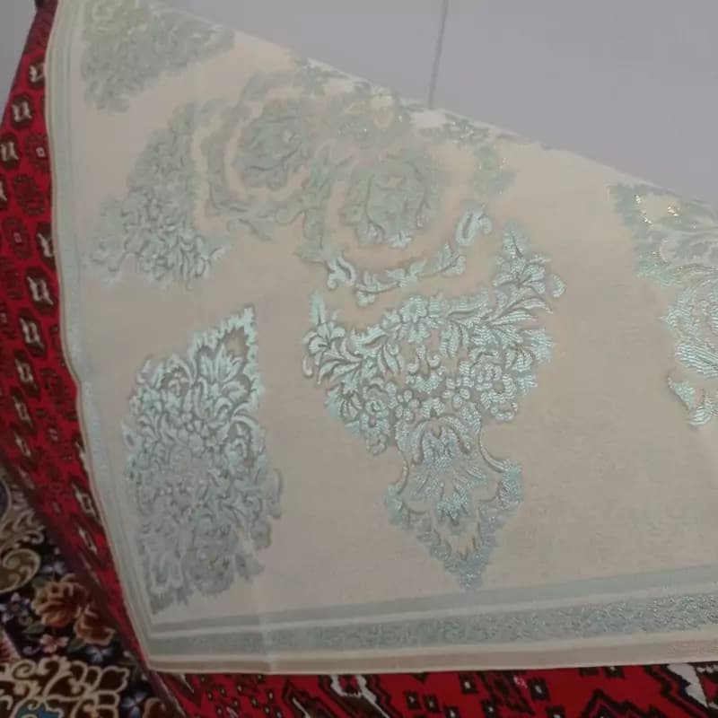رومیزی روپشتی مخمل قلمکاری مربع 70 سانتی مدل پرواز — تصویر ۶