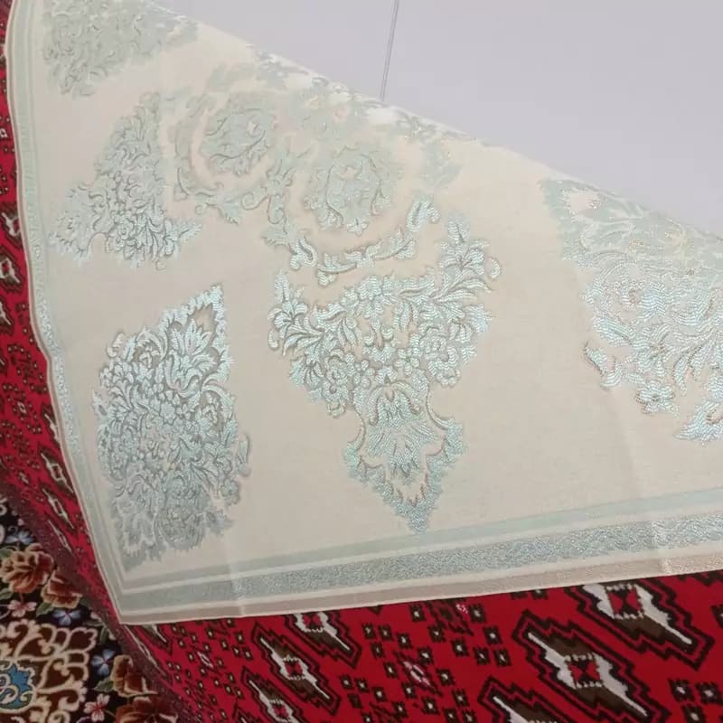 رومیزی روپشتی مخمل قلمکاری مربع 70 سانتی مدل پرواز — تصویر ۴