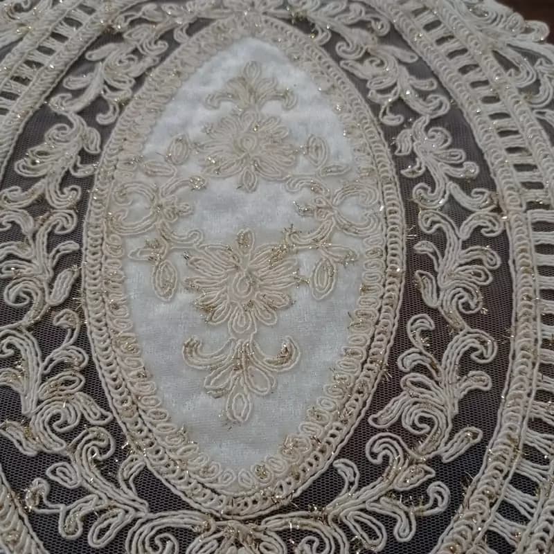 رومیزی بیضی دانتل مخمل ترک سه تکه طرح لاله — تصویر ۴