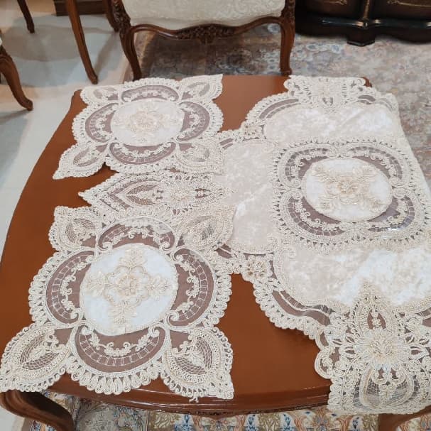 رومیزی مربع مخمل دانتل سه تکه ترک طرح آیسل — تصویر ۳