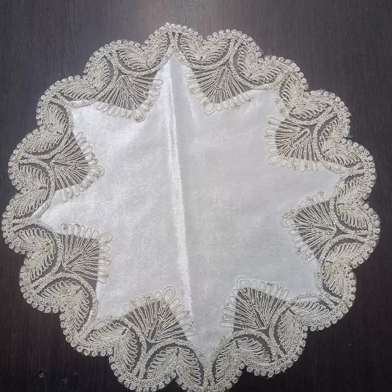 رومیزی عسلی گرد مخمل دانتل ترک طرح گندمی 40 سانتی — تصویر ۵
