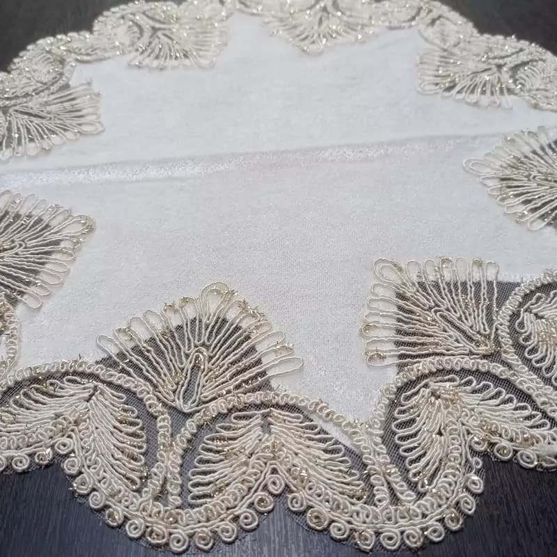 رومیزی عسلی گرد مخمل دانتل ترک طرح گندمی 40 سانتی — تصویر ۲