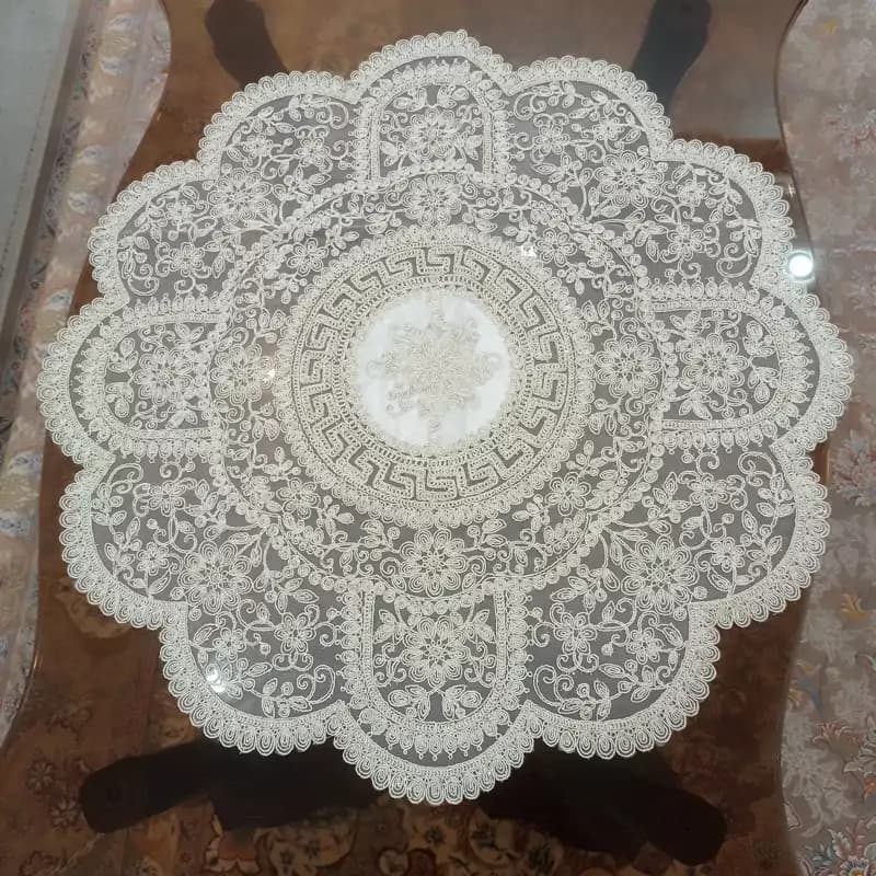 رومیزی گرد دانتل مخمل ورساچه جدید 75 سانت — تصویر ۴