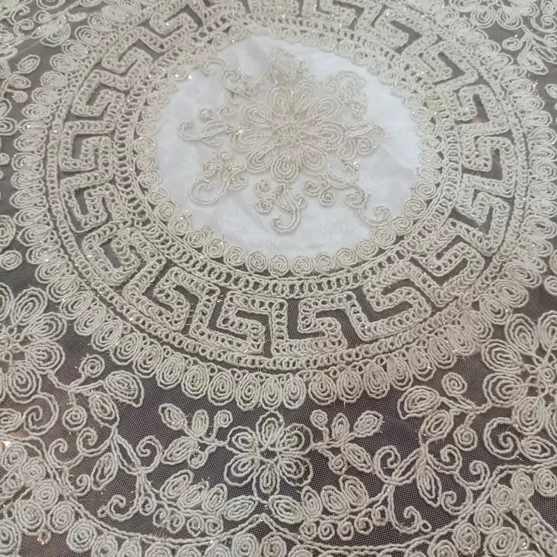 رومیزی گرد دانتل مخمل ورساچه جدید 75 سانت — تصویر ۳