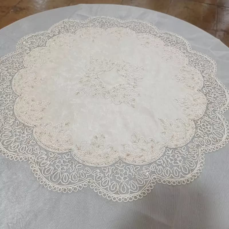 رومیزی گرد دانتل مخمل 95 سانتی نگین — تصویر ۳