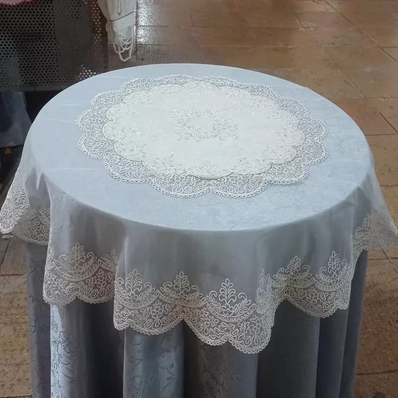 رومیزی گرد دانتل مخمل 95 سانتی نگین — تصویر ۵