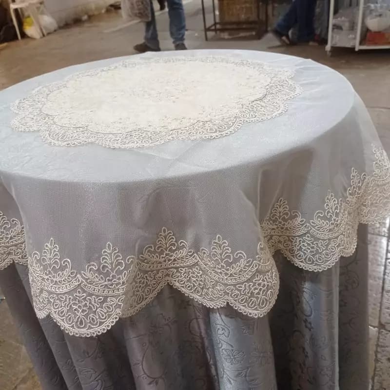 رومیزی گرد دانتل مخمل 95 سانتی نگین — تصویر ۲