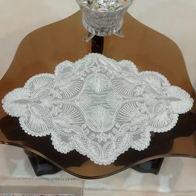 رومیزی عسلی مخمل دانتل جدید طرح کاج — تصویر ۵