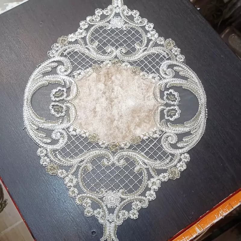 رومیزی عسلی مخمل دانتل جدید طرح کاج — تصویر ۴