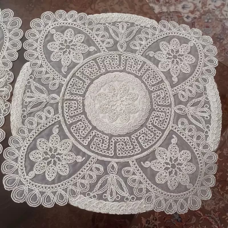 رومیزی عسلی مخمل دانتل جدید طرح کاج — تصویر ۲