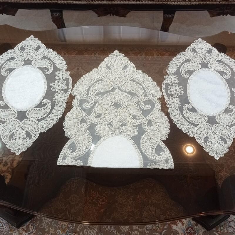 رومیزی جدید دانتل مخمل ترک بیضی سه تکه طرح جقه سفید و کرم — تصویر ۳