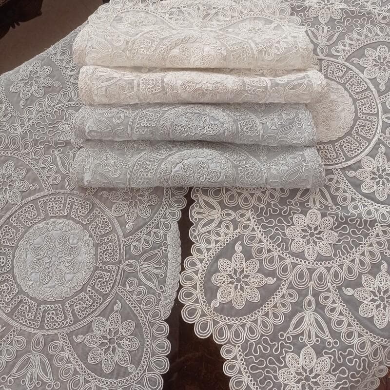 رومیزی دانتل مخمل بیضی مربع طرح ورساچه سه تکه جدید — تصویر ۳