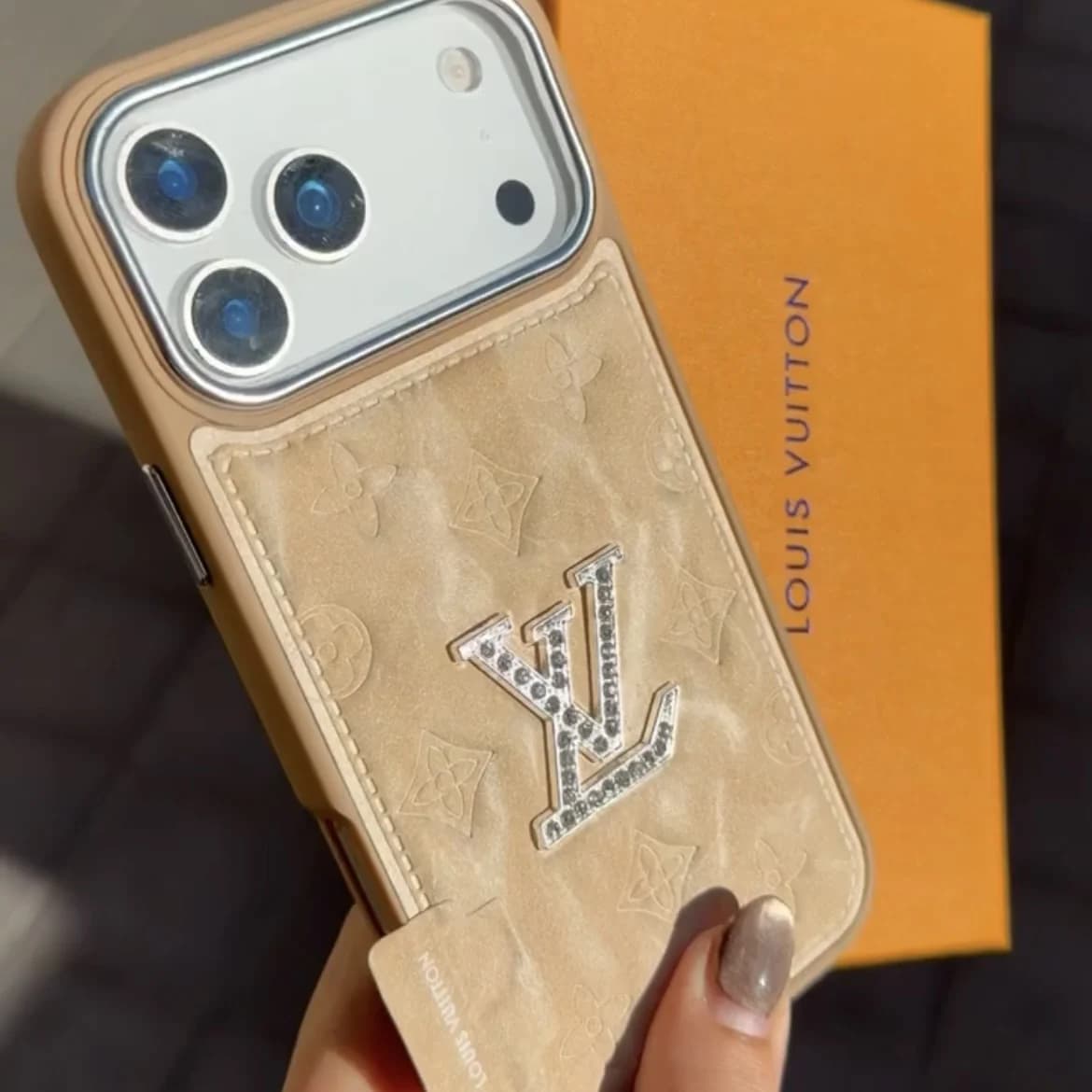 قاب LV puffer case (آیفون) — تصویر ۲