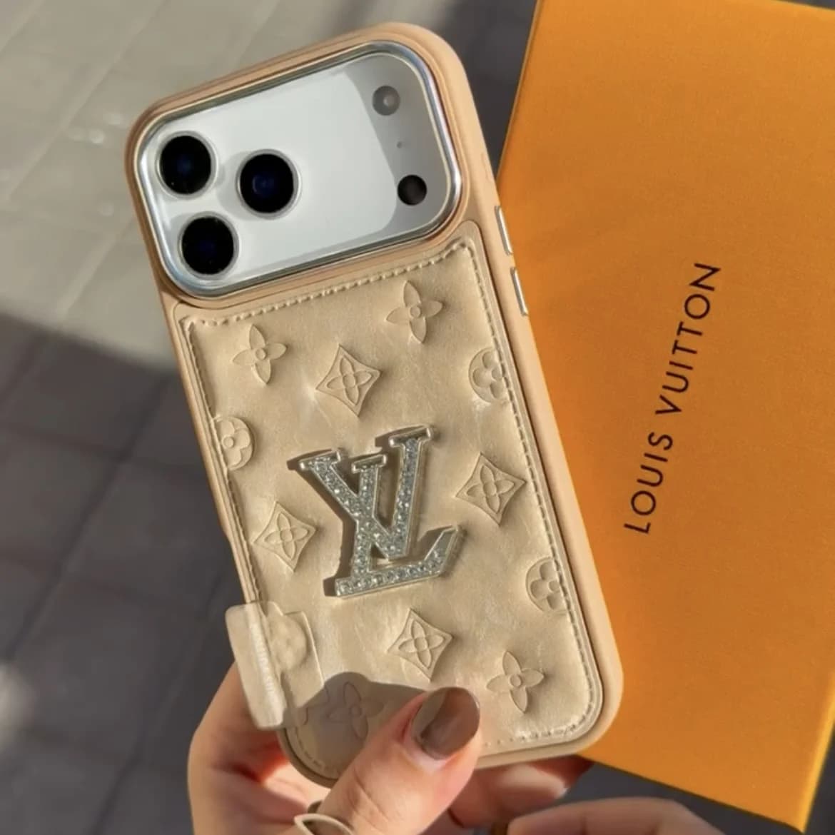 قاب LV puffer case (آیفون)