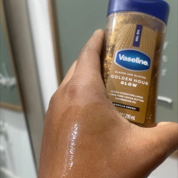 ژل روغن براقکننده بدن وازلین مدل Golden Hour Glow Vanilla Cocoa — تصویر ۳