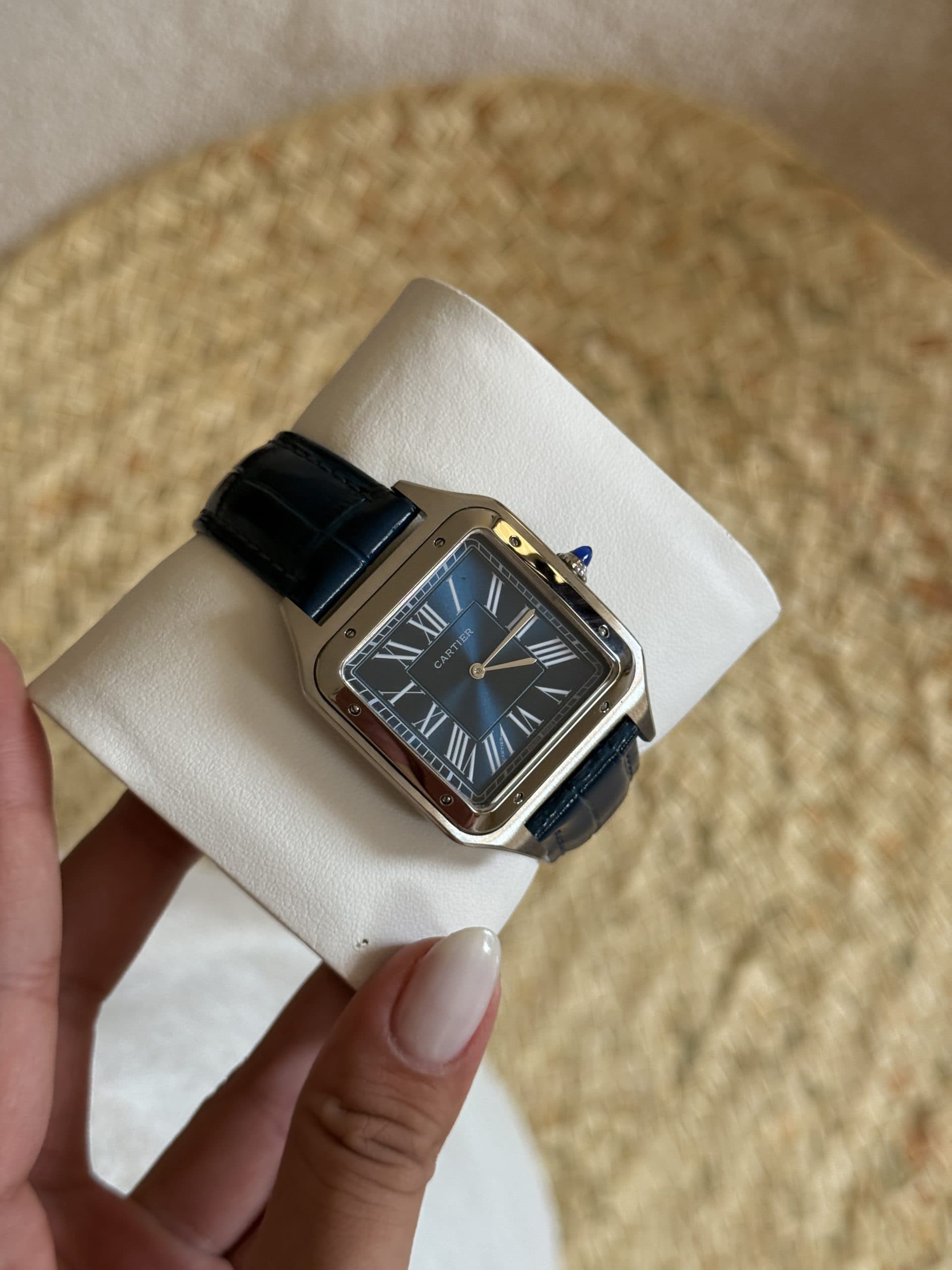 ساعت کارتیر مردانه Cartier با بند چرمی و صفحه مستطیلی — تصویر ۷