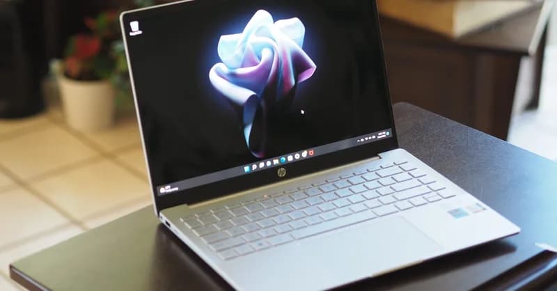 HP Pavilion 14 – i3-7100U – 8GB – 256GB SSD – Intel HD – 14″ FHD Touch 360