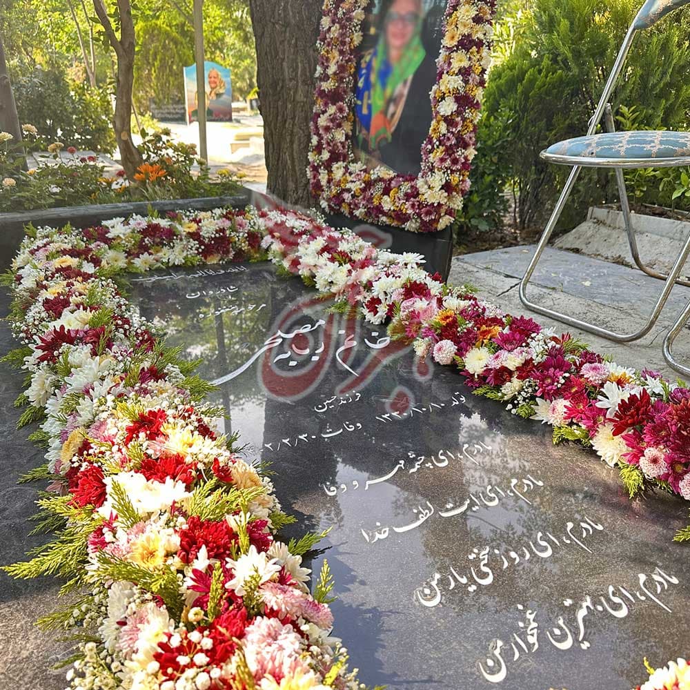 گل دور مزار — تصویر ۳