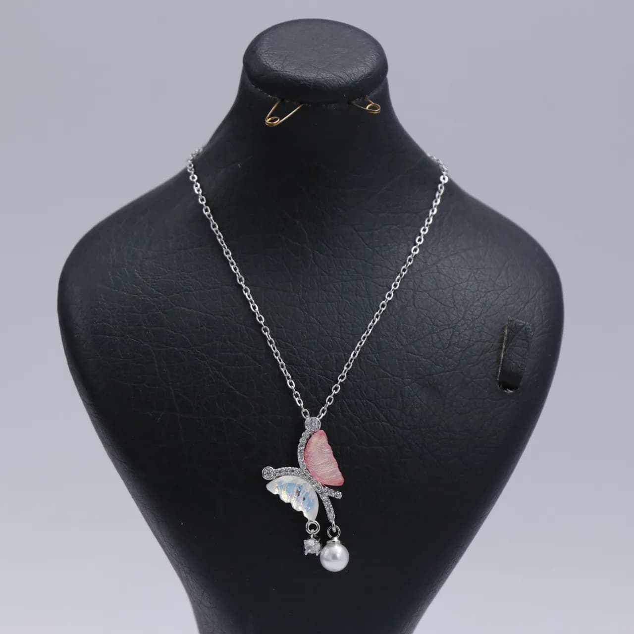 گردنبند دخترانه طرح پروانه رنگی آویزدار نقره ای 73921