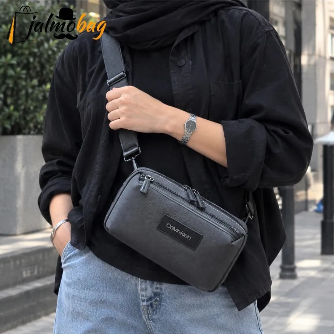 کیف دوشی دستی اسپرت کلوین کلاین پارچه برزنتی آب گریز سه کاره — تصویر ۳