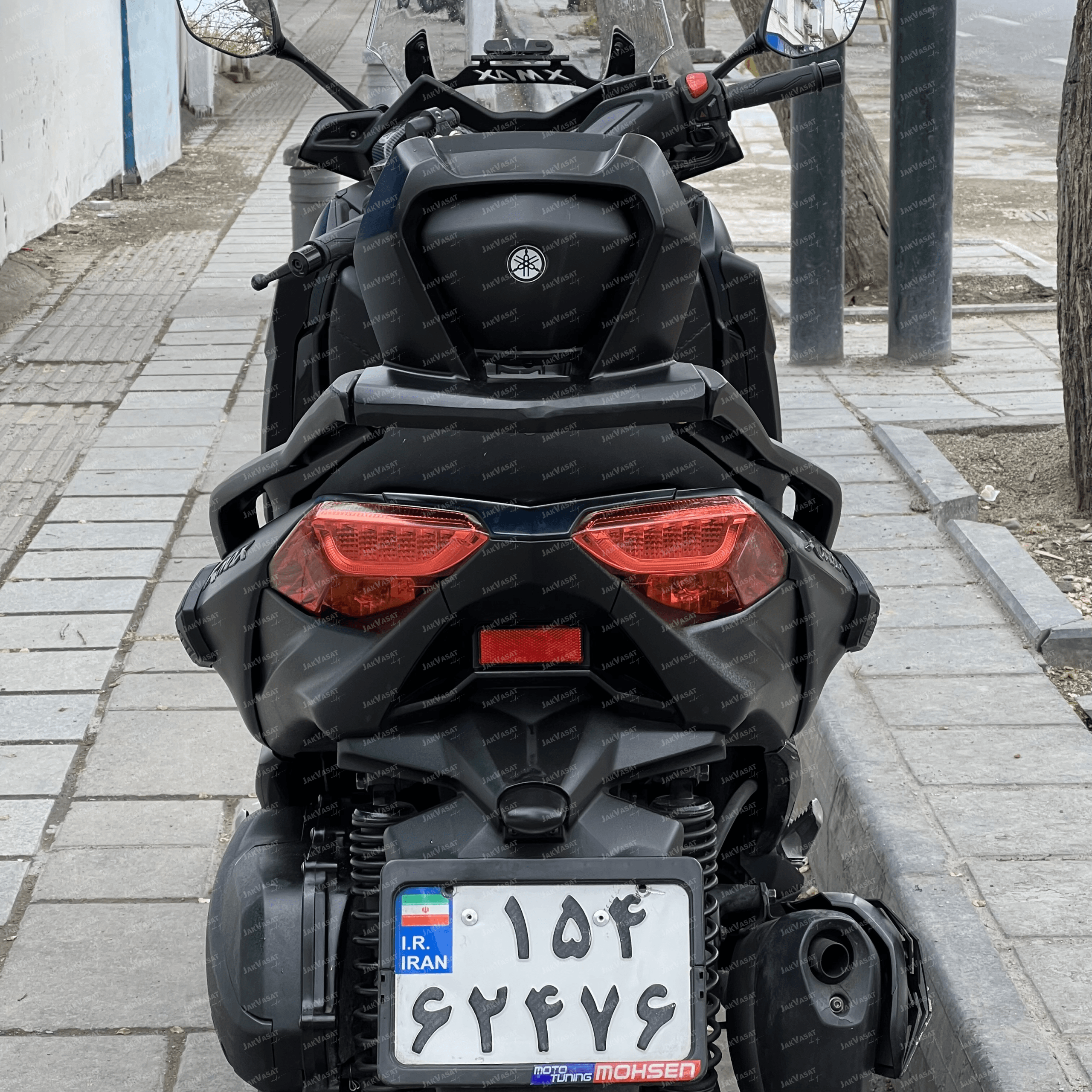 پشت زین با پایه / تکیه گاه ترکنشین YAMAHA XMAX / اصل / سری جدید کد 0000114 — تصویر ۳