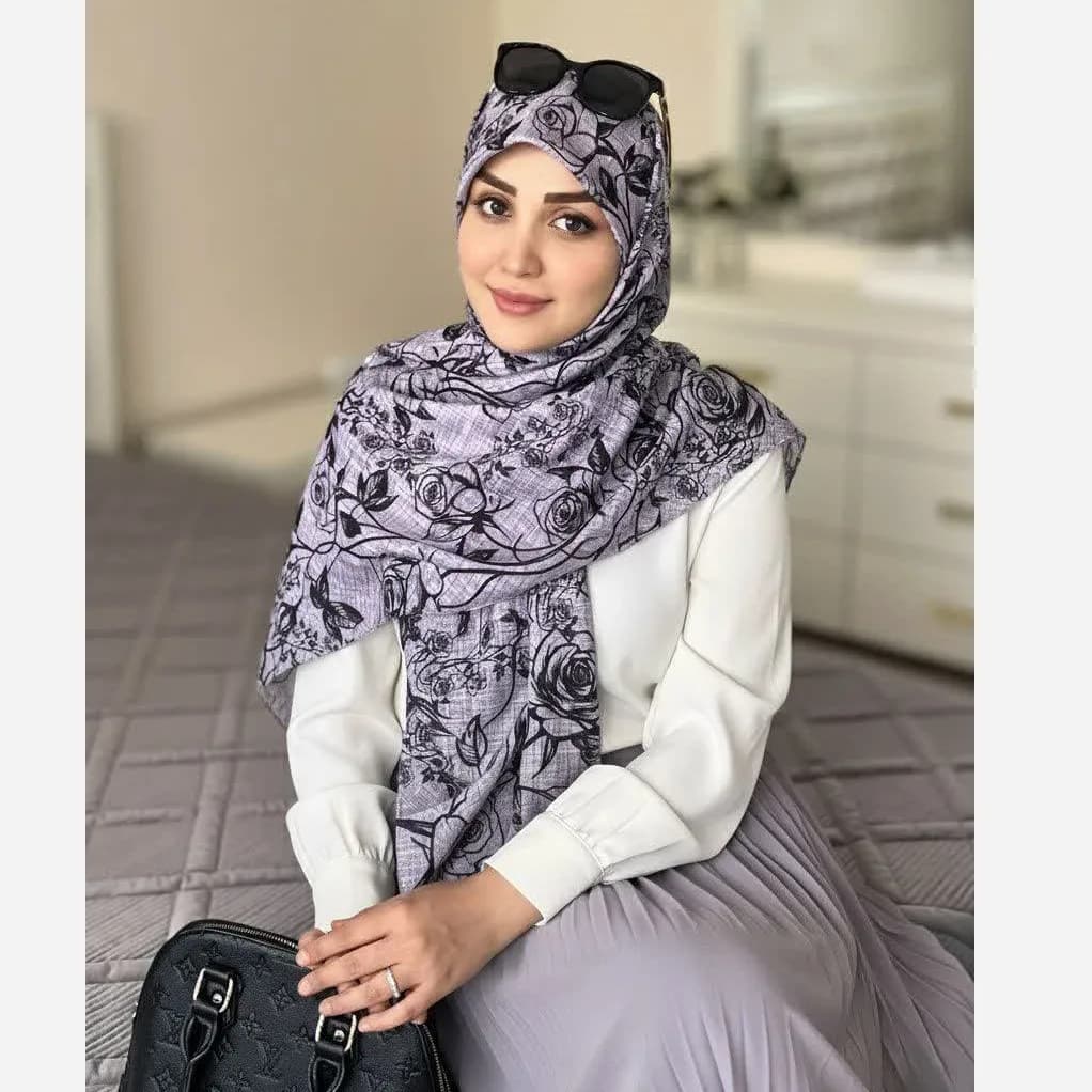 روسری نخ کاستوم طرح گل رخ زمینه طوسی تیره و روشن با گل مشکی — تصویر ۶