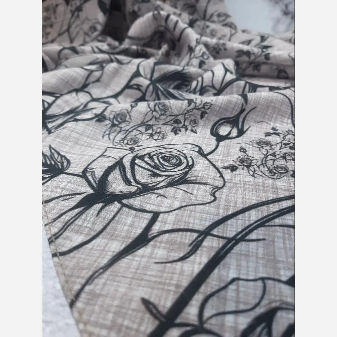 روسری نخ کاستوم طرح گل رخ زمینه طوسی تیره و روشن با گل مشکی — تصویر ۱۰
