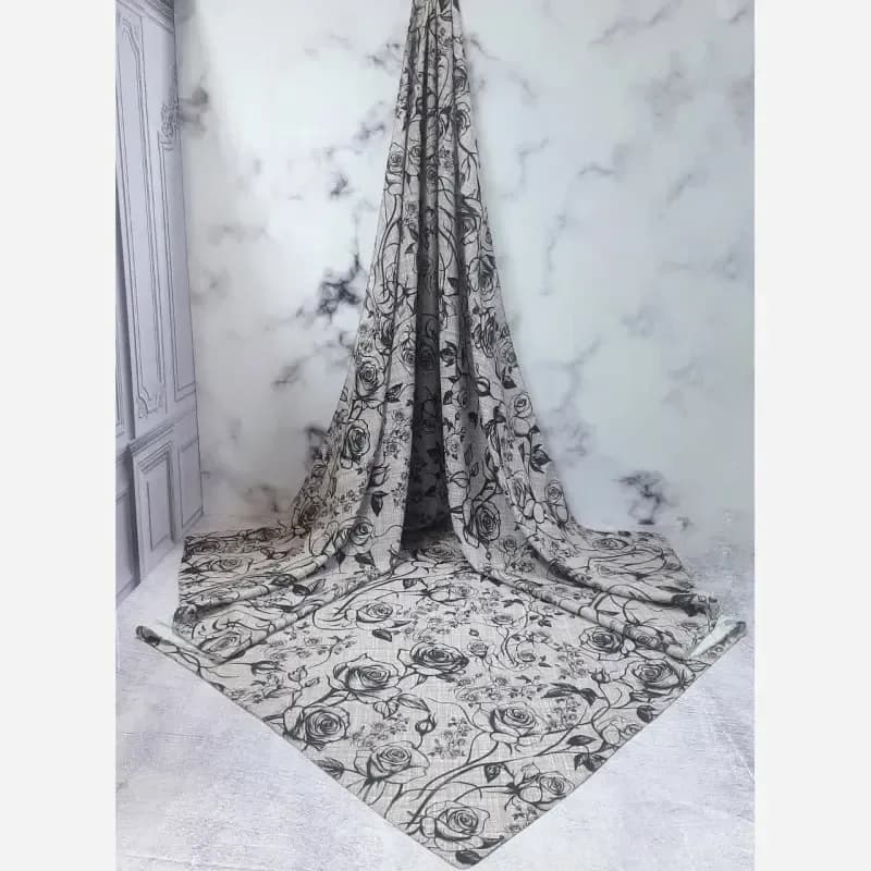روسری نخ کاستوم طرح گل رخ زمینه طوسی تیره و روشن با گل مشکی — تصویر ۴