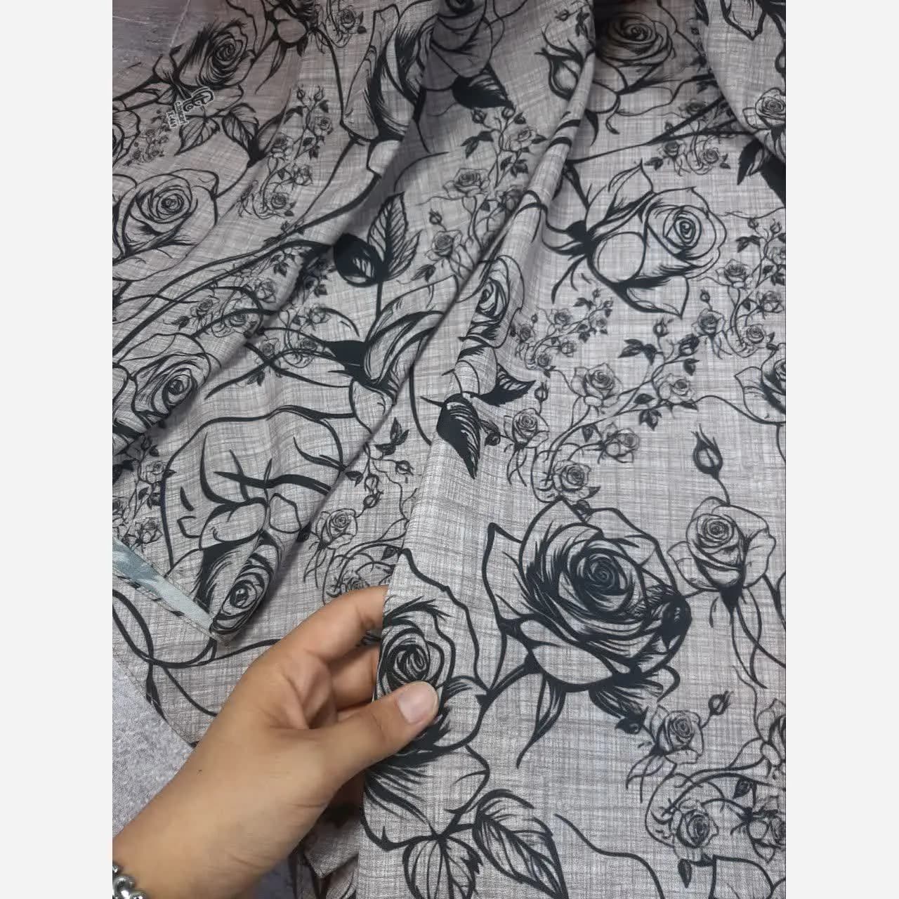 روسری نخ کاستوم طرح گل رخ زمینه طوسی تیره و روشن با گل مشکی — تصویر ۸