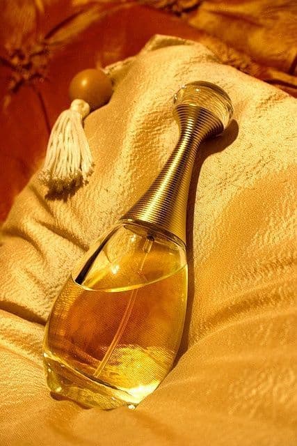 تستر اورجینال ادوپرفیوم زنانه دیور جادور Dior J’adore Eau de Parfum حجم 100 میل — تصویر ۳