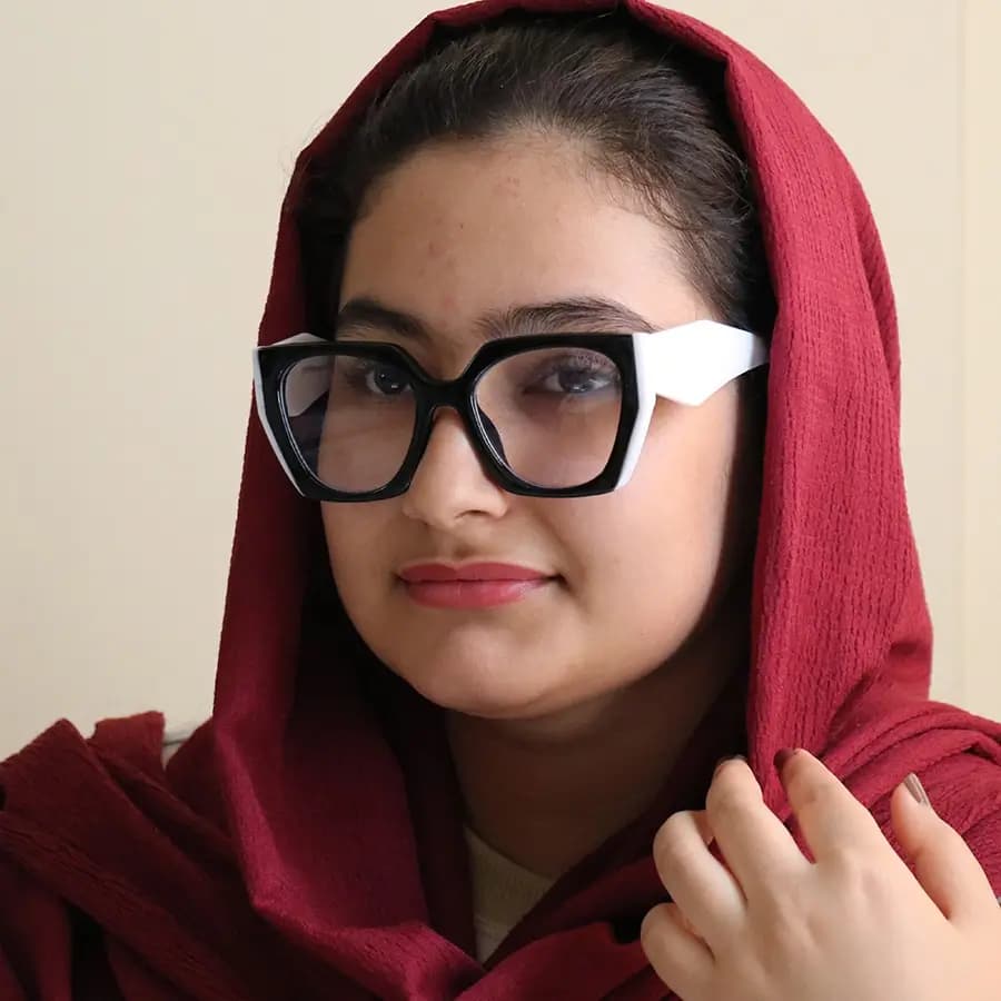 عینک زنانه برند پرادا با فریم قهوه‌ای و صورتی، شکل پروانه‌ای، دسته صورتی و لنز بی‌رنگ و شفاف (بلوکات) مدل TR-P5211 — تصویر ۲