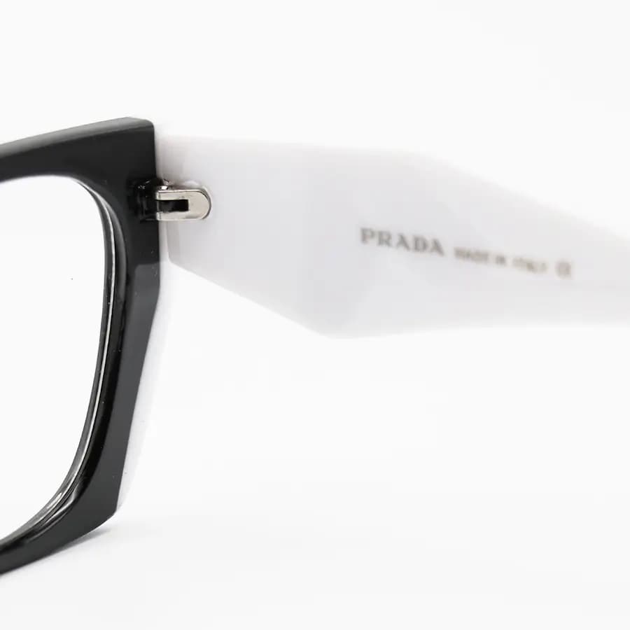 عینک زنانه برند PRADA با فریم مشکی و سفید، شکل پروانه‌ای، دسته سفید و لنز بی‌رنگ و شفاف (بلوکات) مدل TR-P5211 — تصویر ۵