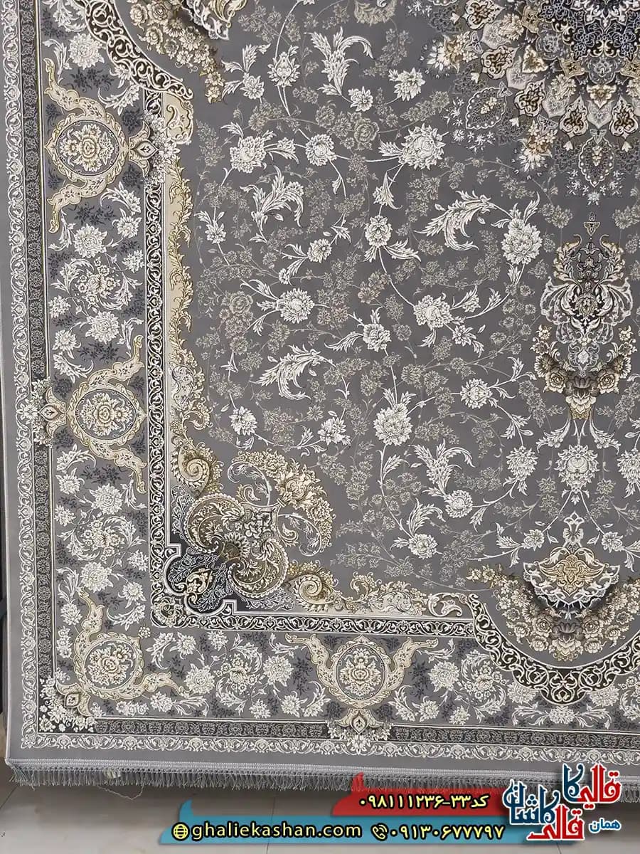 فرش ‌طلاکوب ‌1200 ‌شانه ‌طرح ‌آلنا ‌رنگ ‌طوسی ‌نقره ‌ای ‌گل ‌برجسته ‌کاشان — تصویر ۳