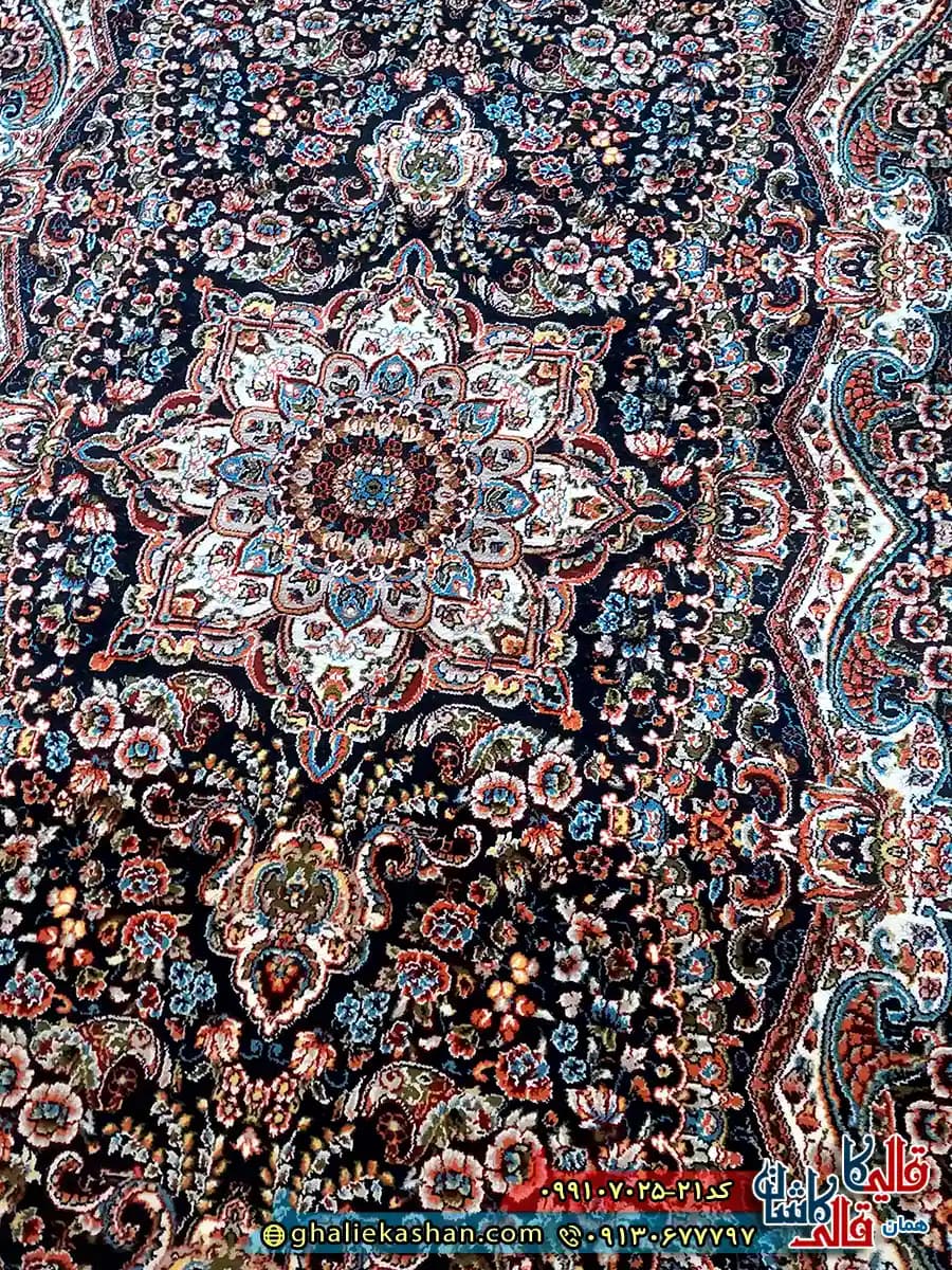 فرش ارزان 700 شانه طرح چیچک رنگ سرمه ای کاشان – 1 در 2 – تخفیفی — تصویر ۲