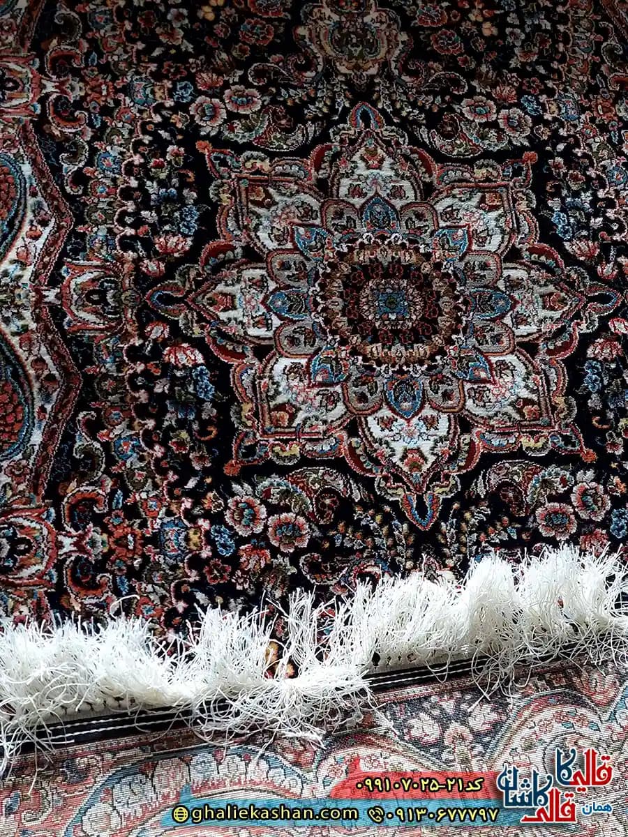 فرش ارزان 700 شانه طرح چیچک رنگ سرمه ای کاشان – 1 در 2 – تخفیفی — تصویر ۳