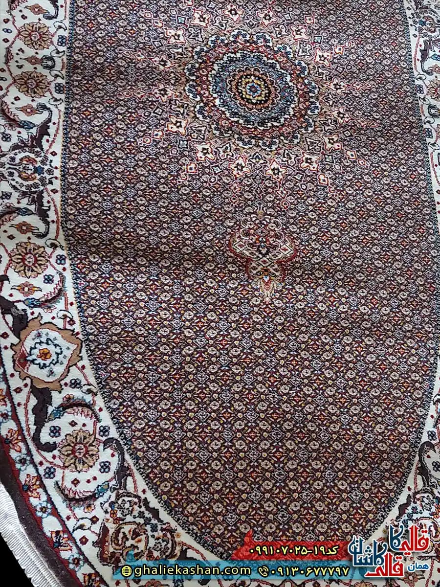 فرش ارزان 700 شانه طرح شاه ماهی زمینه گردویی کاشان – بیضی 1 در 1.5 – استوک تخفیفی نو — تصویر ۲
