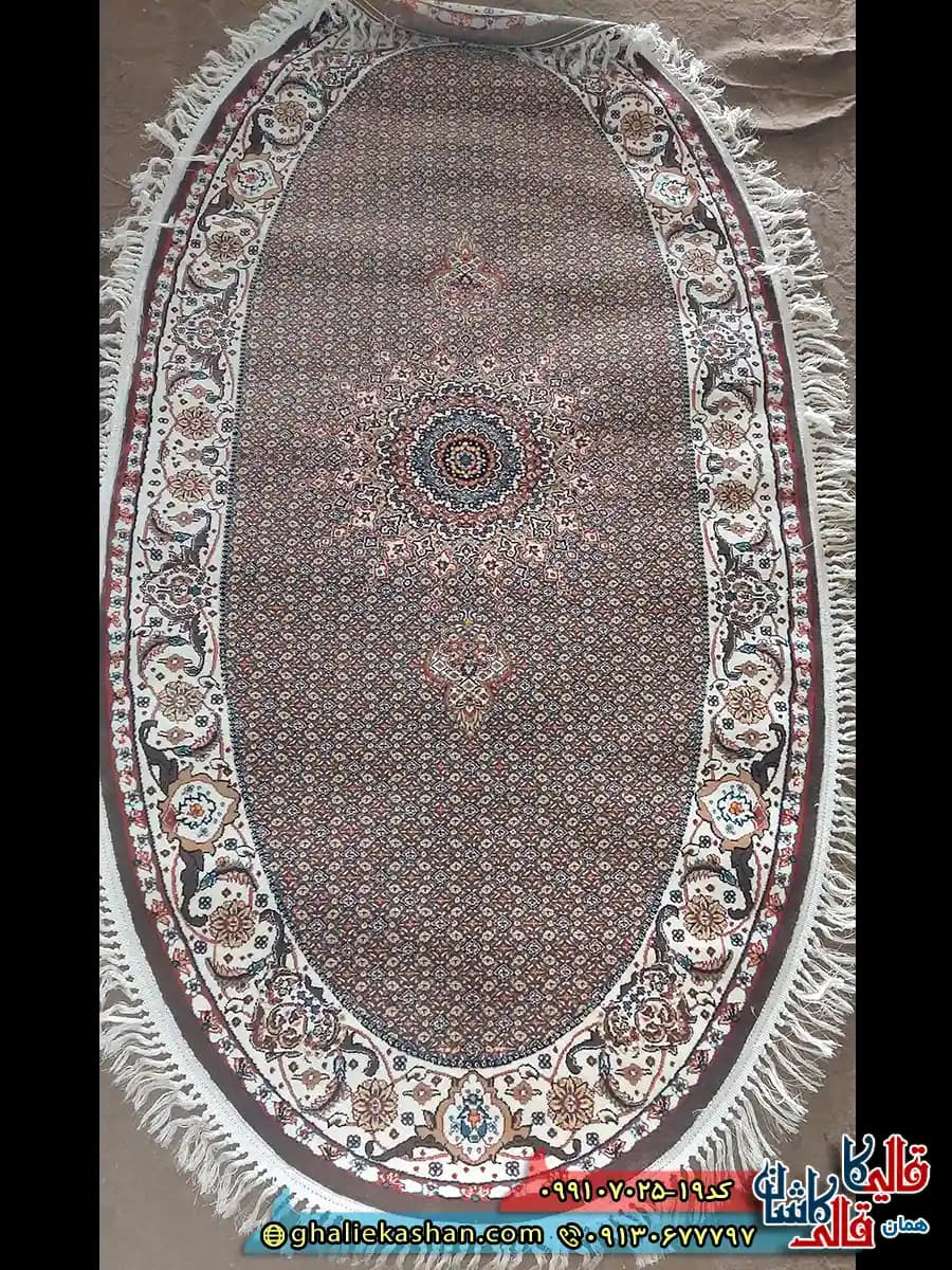 فرش ارزان 700 شانه طرح شاه ماهی زمینه گردویی کاشان – بیضی 1 در 1.5 – استوک تخفیفی نو