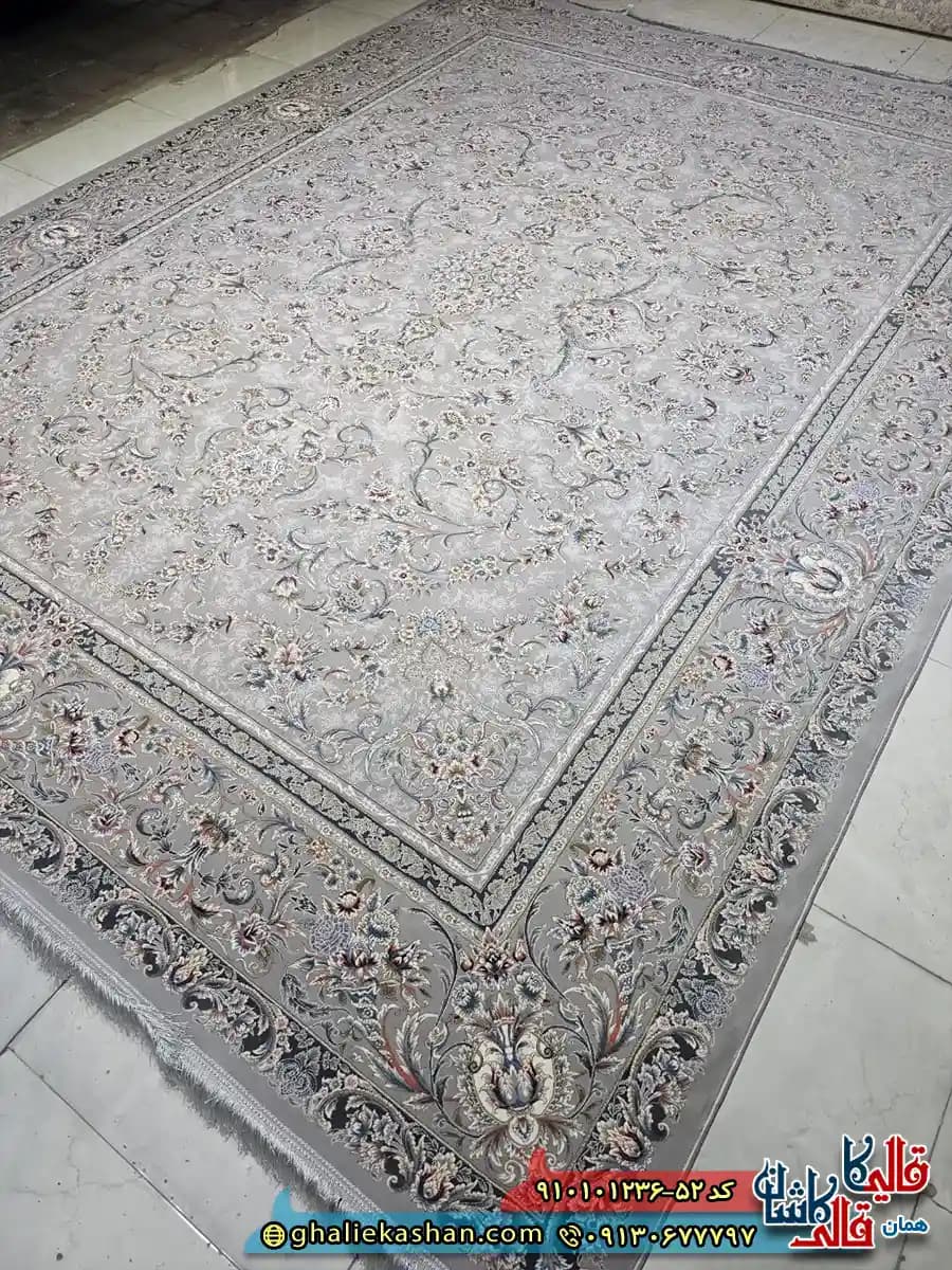 فرش ‌‌‌‌کلاسیک ‌‌‌‌1200 ‌‌‌‌شانه ‌‌‌‌طرح ‌‌‌‌افشان ‌‌‌‌آتیلا ‌‌‌‌رنگ ‌‌‌‌طوسی ‌‌‌‌کاشان ‌‌‌