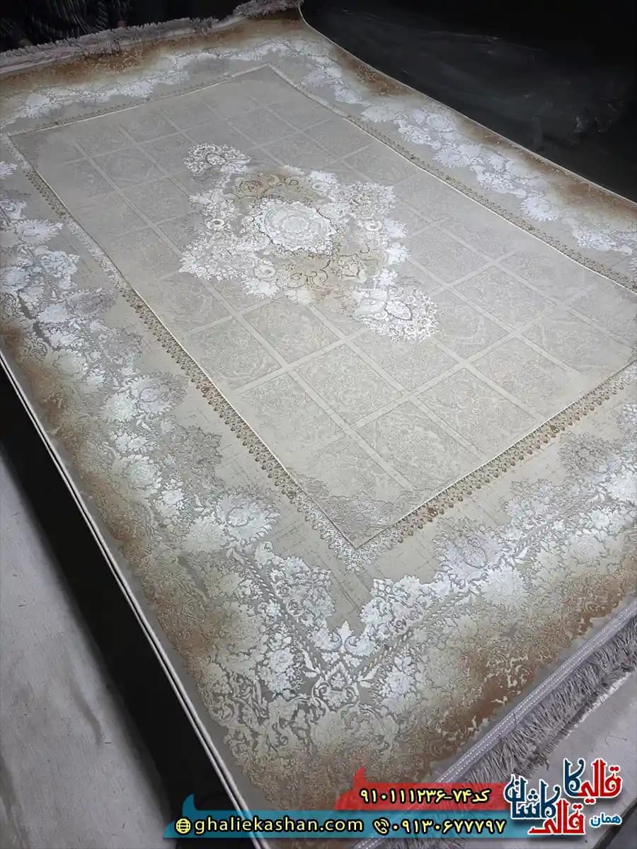 فرش طلاکوب 1200 شانه خشتی طرح گلایول رنگ کرم قهوه ای 2 گل برجسته کاشان