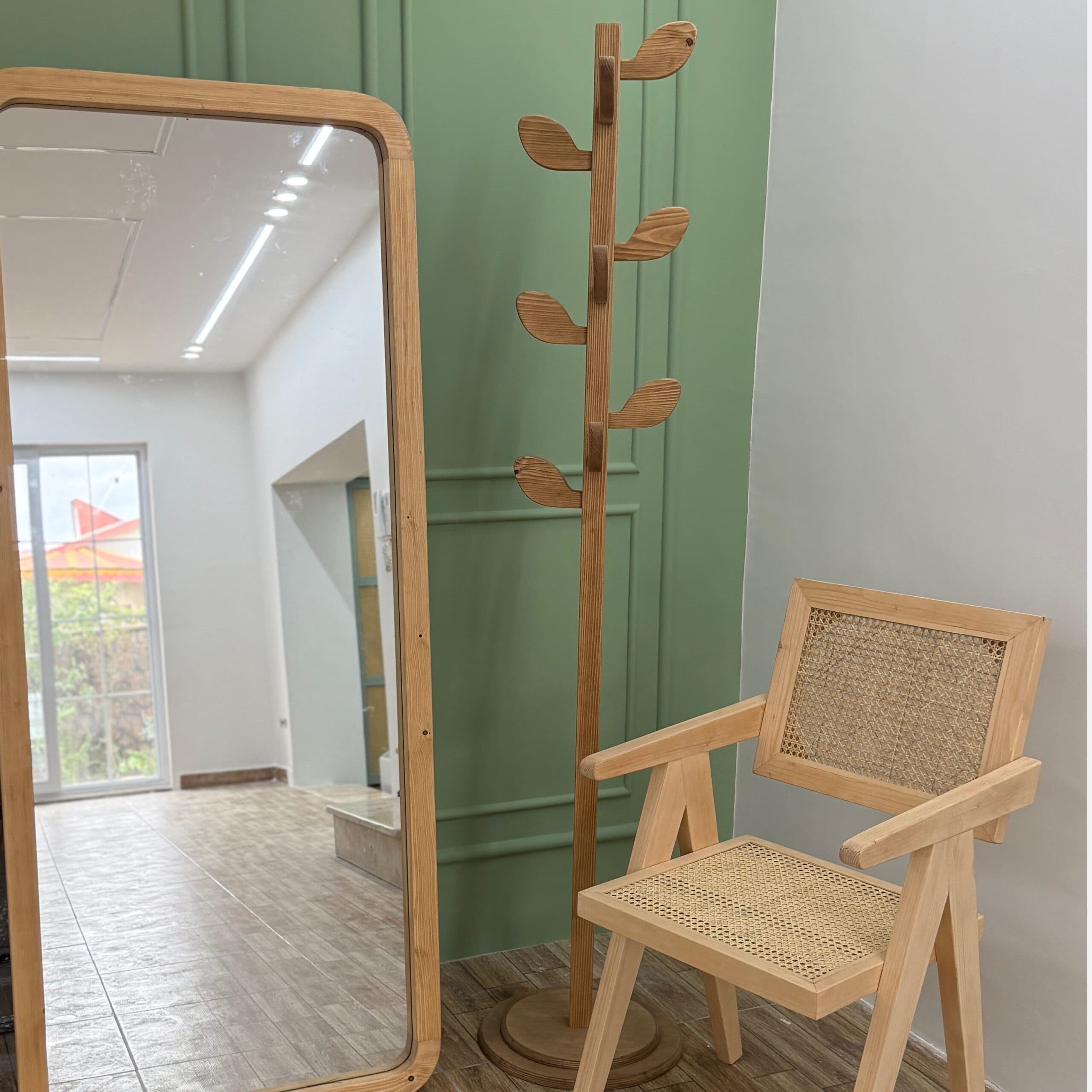رخت آویز چوبی ایستاده طرح برگ ارتفاع 180 سانتی متر مبلمان اورلین مدل 976017 — تصویر ۳