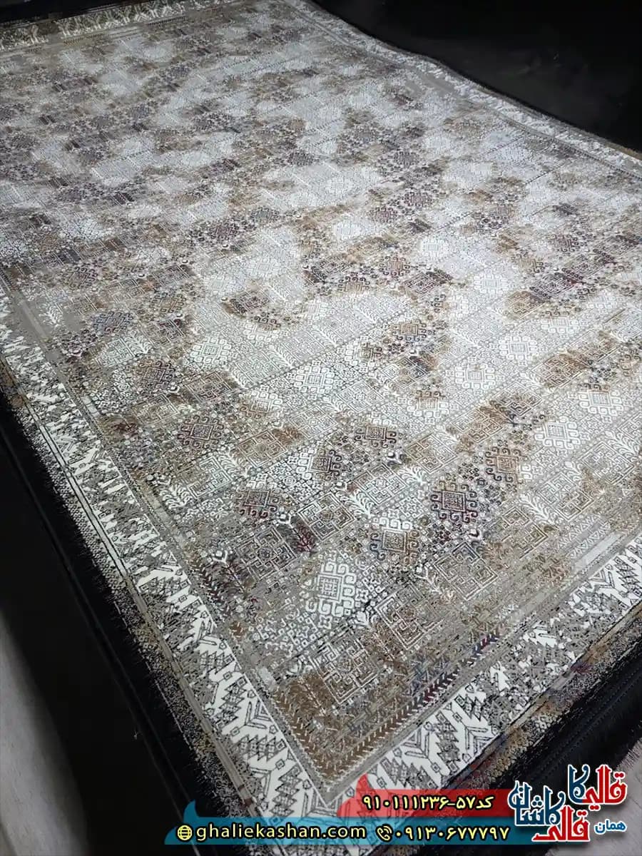 فرش وینتیج سنتی 1200 شانه خشتی طرح هورشید رنگ کرم گل برجسته کاشان
