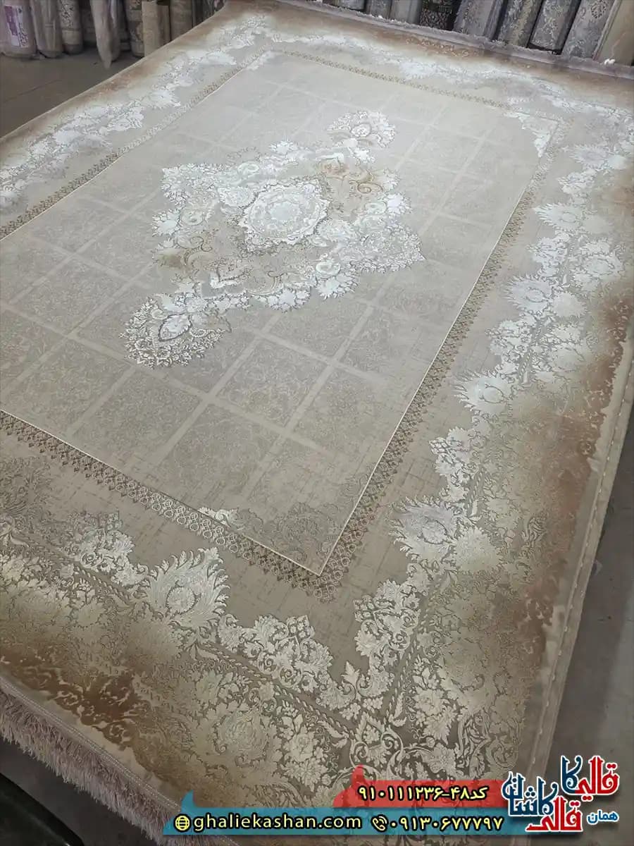 فرش طلاکوب 1200 شانه خشتی طرح گلایول رنگ کرم قهوه ای گل برجسته کاشان