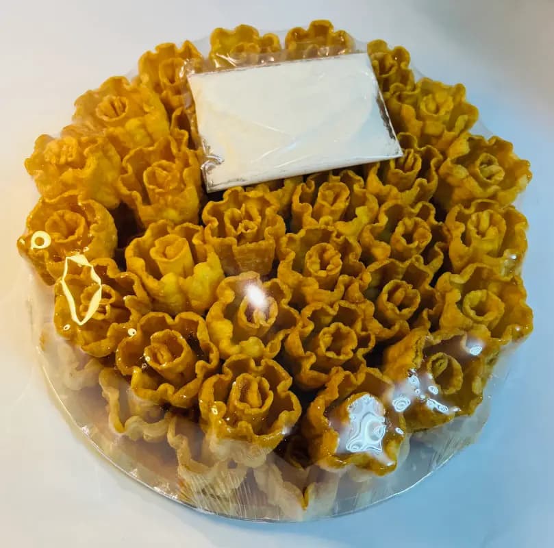شیرینی خاتون پنجره ای بزرگ