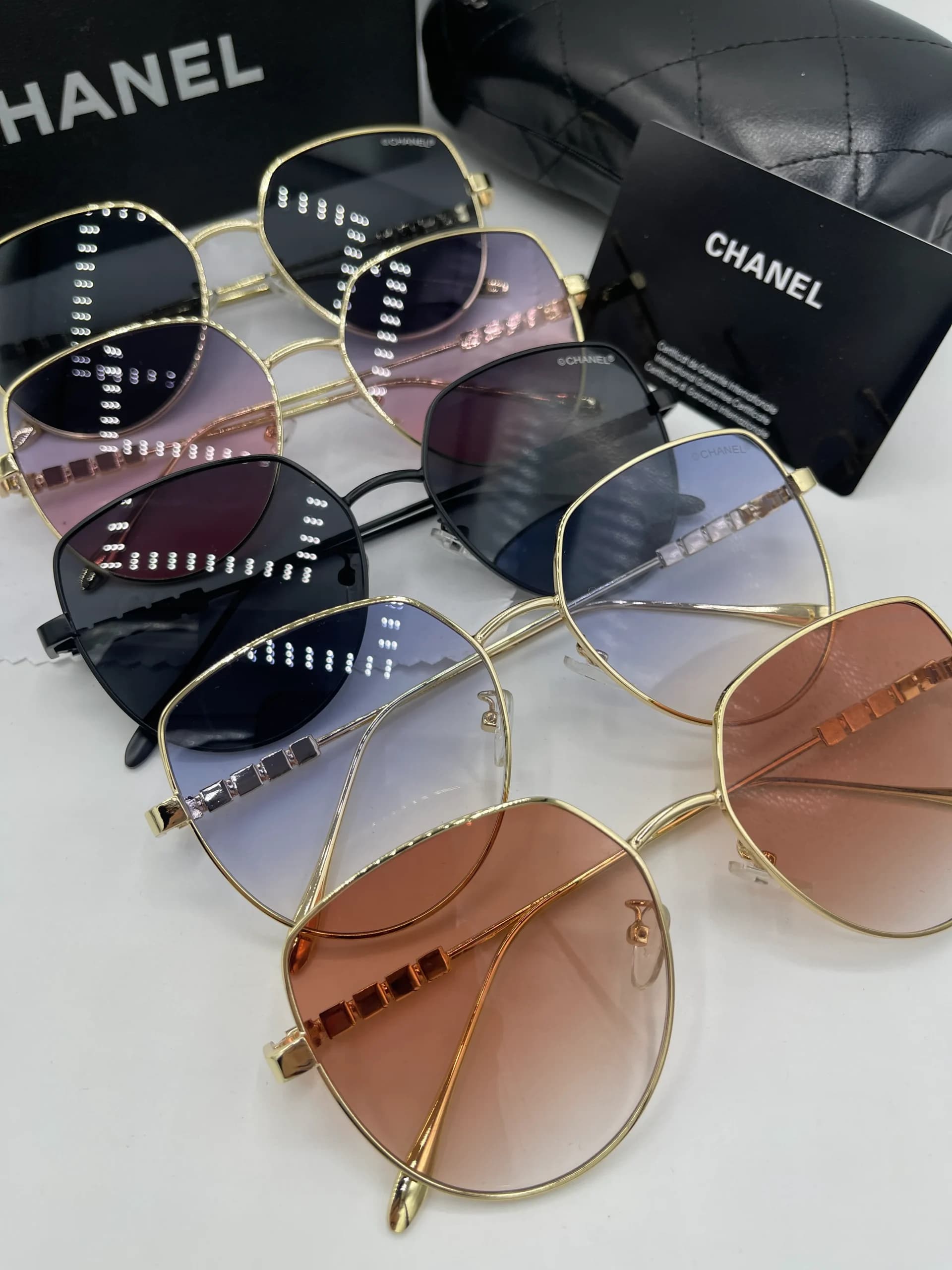 عینک آفتابی زنانه شنل (Chanel) فریم فلزی چندضلعی با دسته طرح مکعبی — تصویر ۹