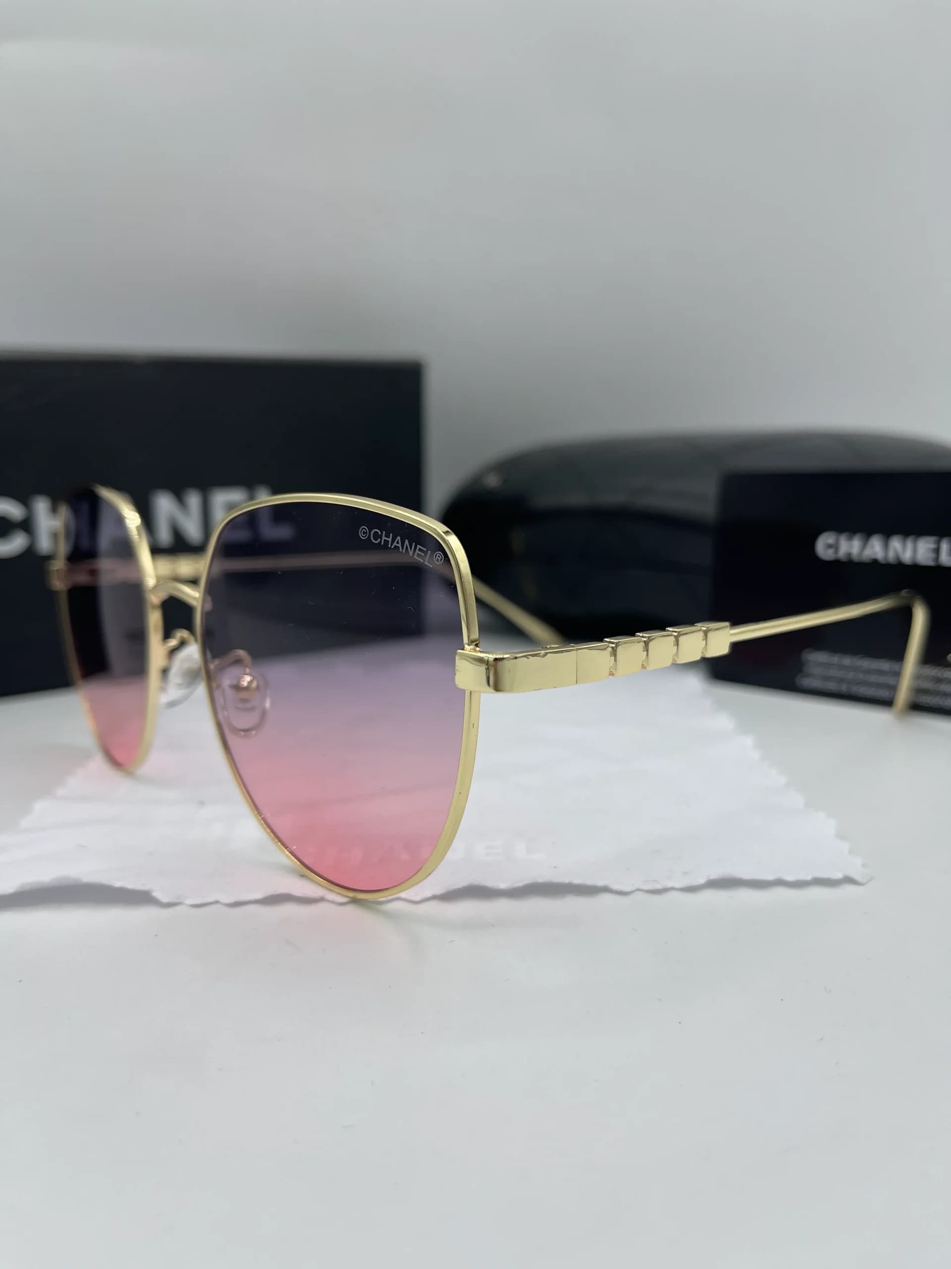 عینک آفتابی زنانه شنل (Chanel) فریم فلزی چندضلعی با دسته طرح مکعبی — تصویر ۱۰